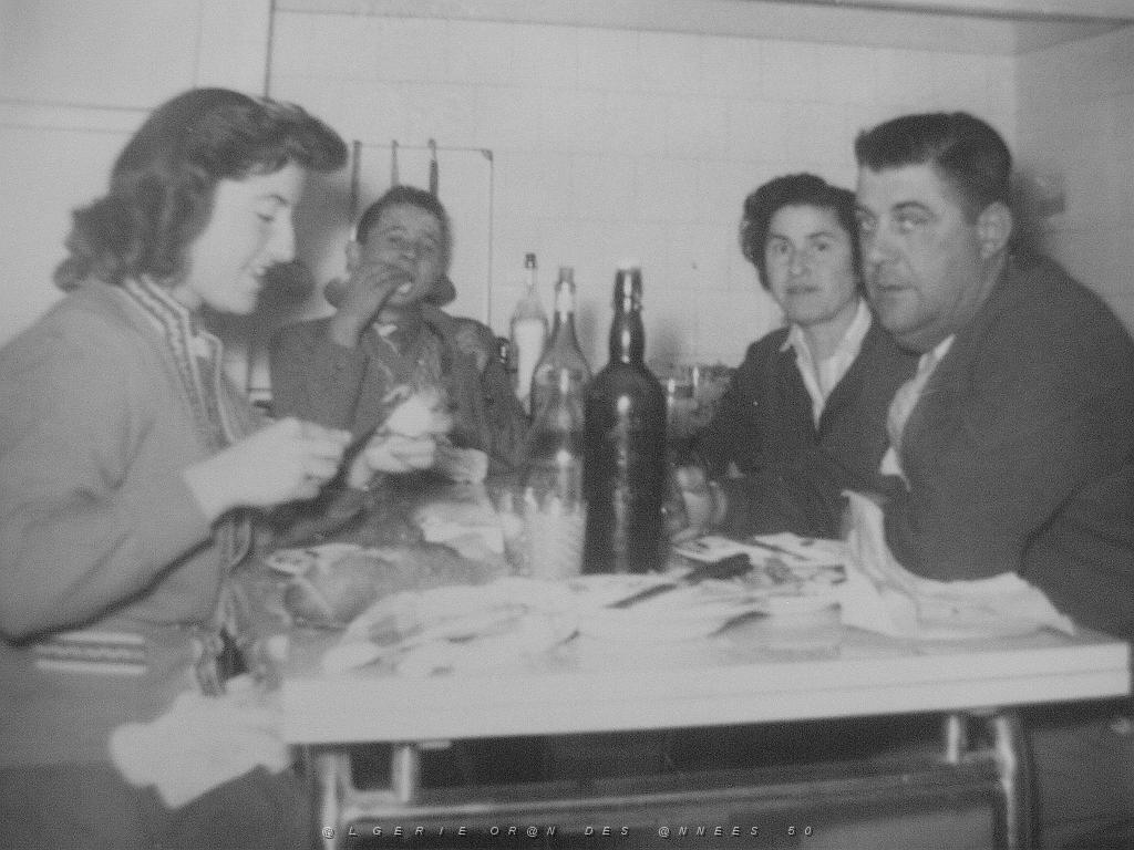 40 la famille dans la cuisine .JPG -           
